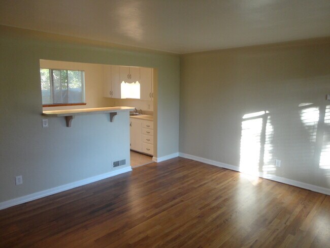 Building Photo - Half Duplex with Central A/C Minutes from ...
