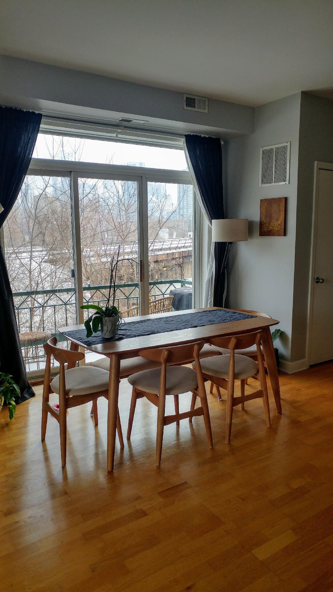 Building Photo - 680 N Green St