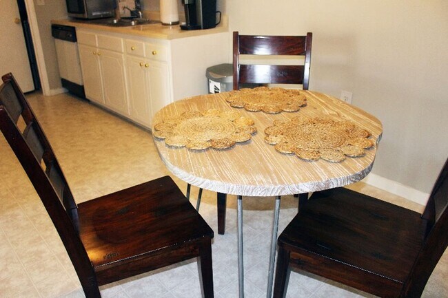 Building Photo - Fully Furnished 2-Bedroom Condo with Utili...