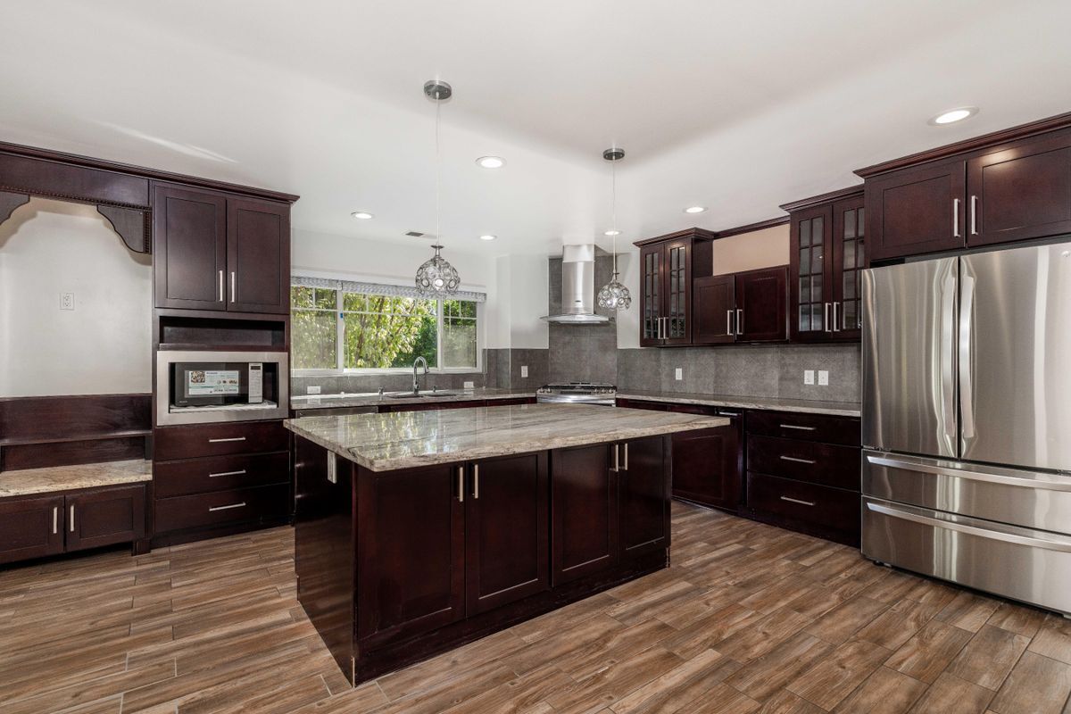 Building Photo - 861 Hollenbeck Ave