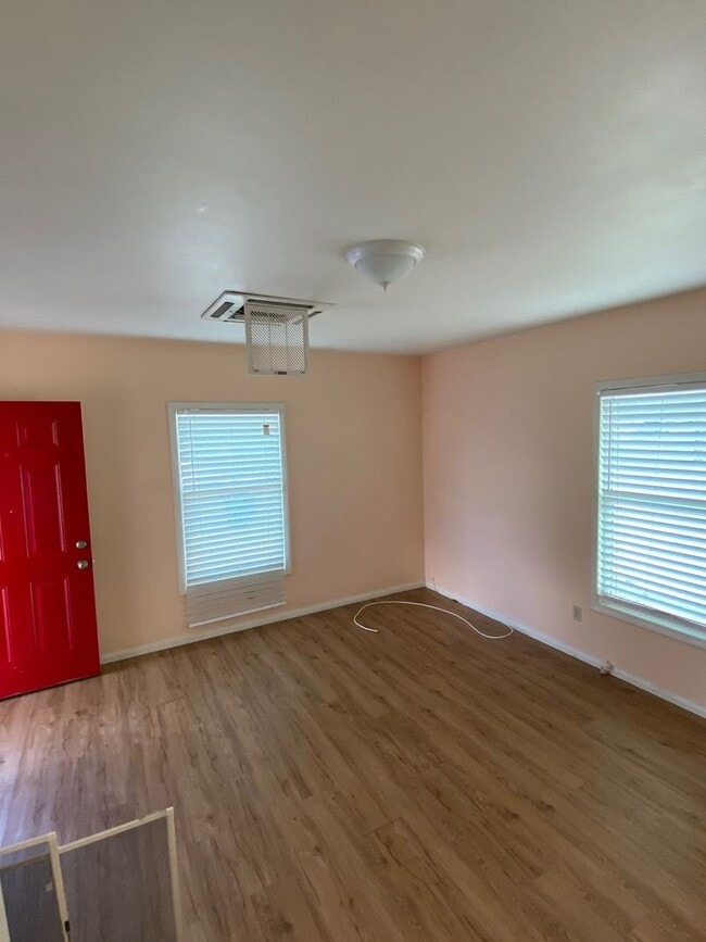 Building Photo - Perfect Small Family Home