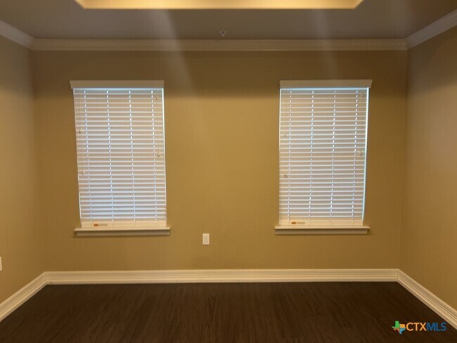 Building Photo - 2710 S Clear Creek Rd