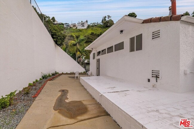 Building Photo - 1713 Queens Ct