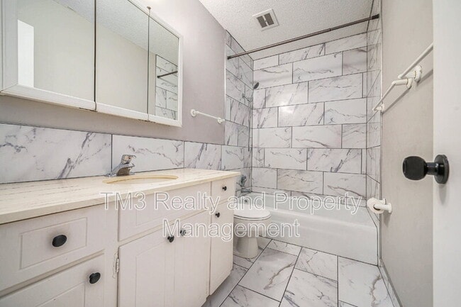 Building Photo - 3731 NE Colonial Dr
