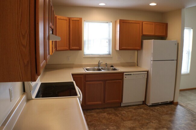 Building Photo - 2206 Shamrock Ln