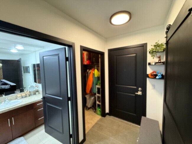Building Photo - Modern 1BR Condo with Luxury Amenities in ...