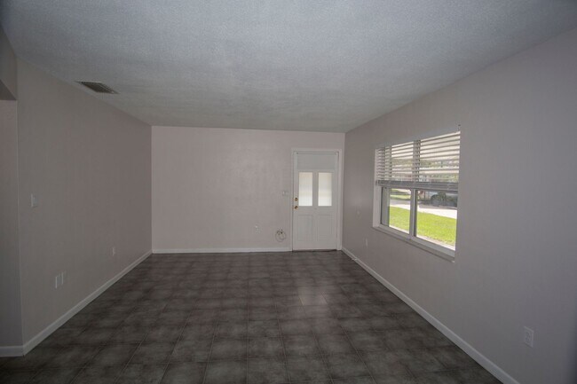 Building Photo - Charming 2/1 duplex with carport near Mills/50