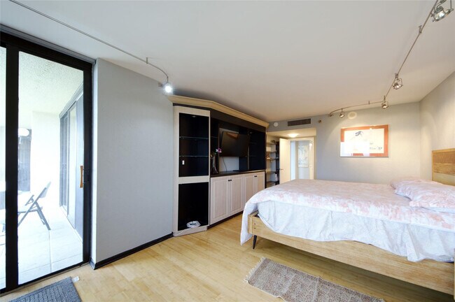 Building Photo - 2480 Presidential Way