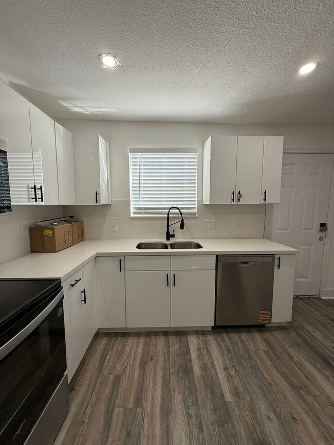 Building Photo - 705 Stanford St