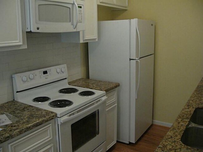 Building Photo - 2 Bedroom, 2 Bath Apartment in Munger Place!