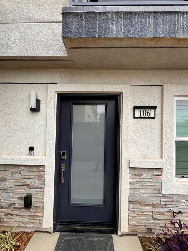 Building Photo - 2 Bed 2.5 Bath 1,423 Sq. Ft. Luxury Coastal Condo with Ocean View Deck