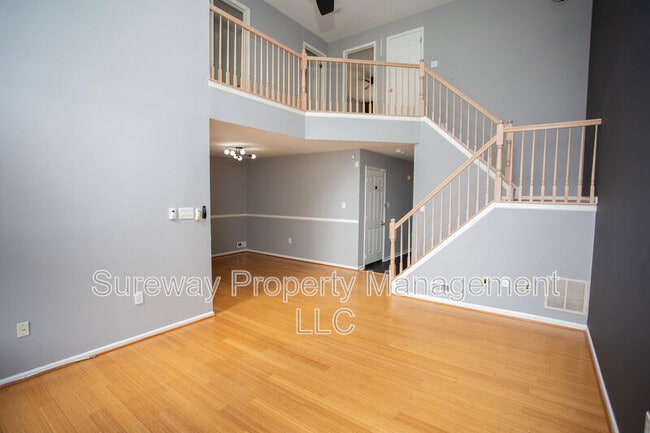 Building Photo - 605 Doral Dr