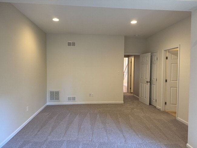 Building Photo - Liberty Crossing