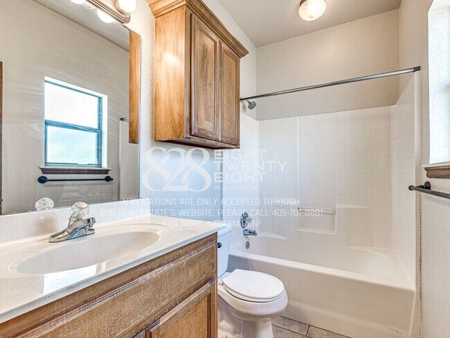 Building Photo - *AVAILABLE NOW!* CUTE 3 BED/2 BATH DUPLEX IN NORMAN!