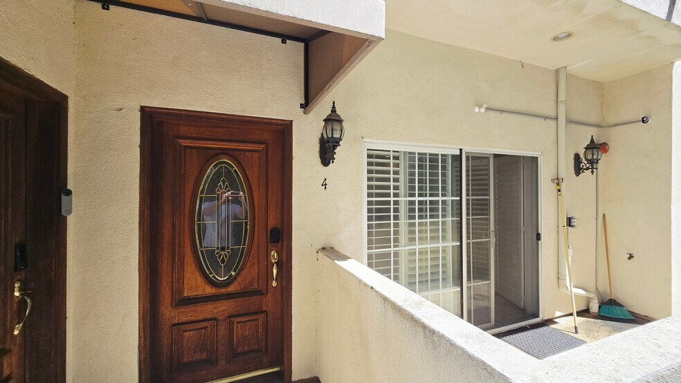 Building Photo - 10833 Kling St