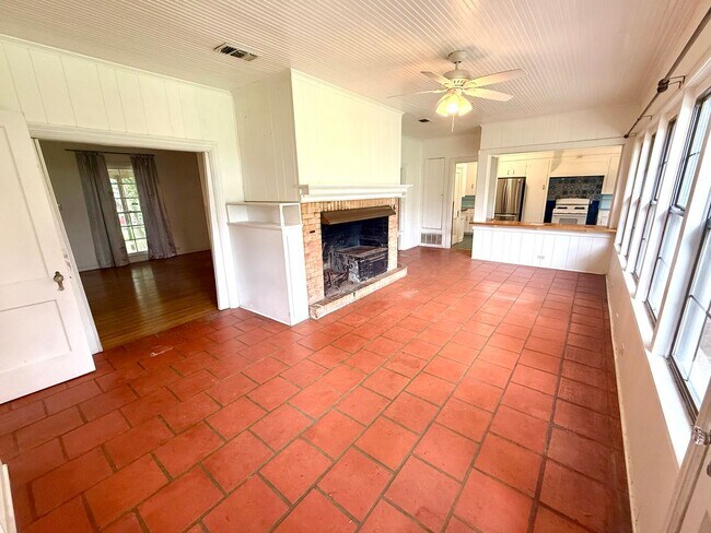Building Photo - Historic Charm Near Woodlawn Lake! 3 Bed, 2 Bath Home with Hardwood Floors