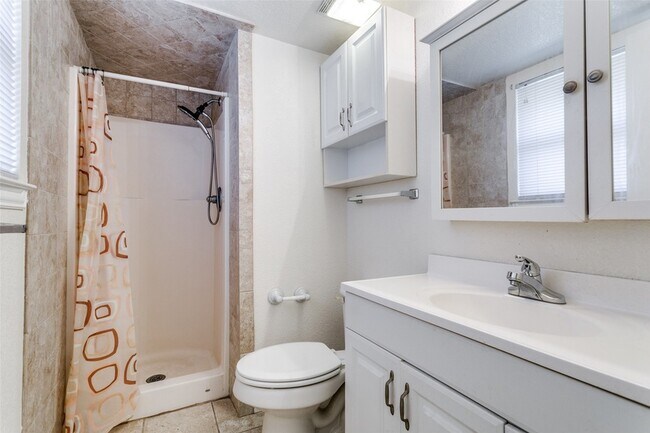 Building Photo - 719 Koen Ln