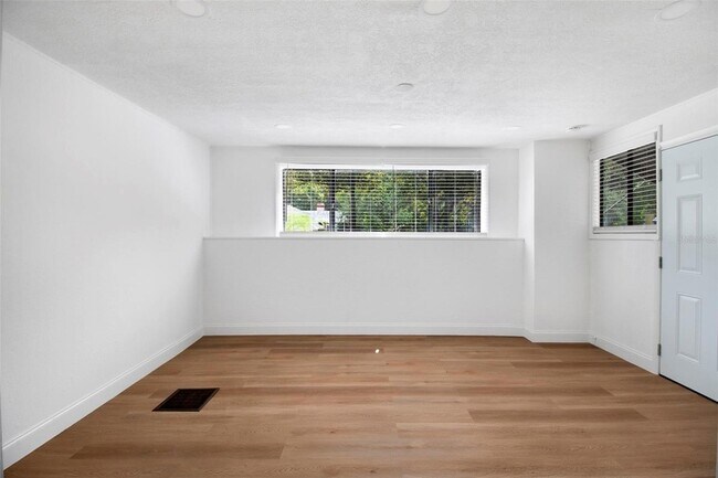 Building Photo - 1024 E Crenshaw St