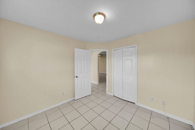 Building Photo - 3738 Santa Barbara Blvd S