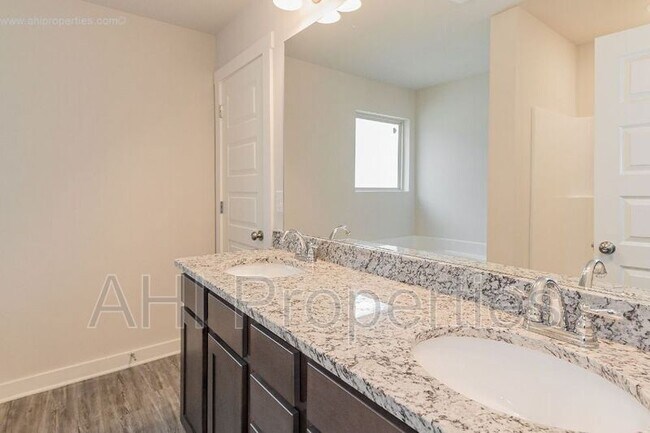 Building Photo - 3535 Misty Hollow Dr