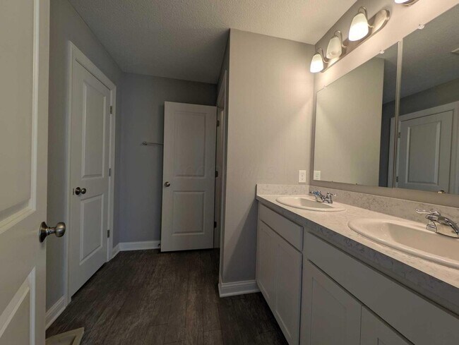 Building Photo - 800 Avebury Dr