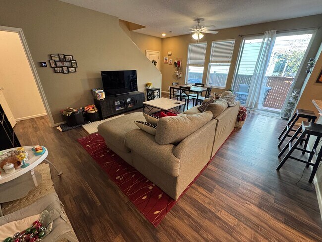 Building Photo - Modern & Light-Filled Home in Central Park – Prime Location