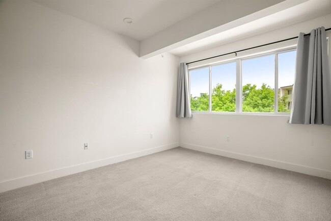 Building Photo - 604 N Bluff Dr