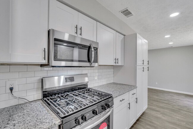 Building Photo - High End Finishes in a Quiet Residential Neighborhood