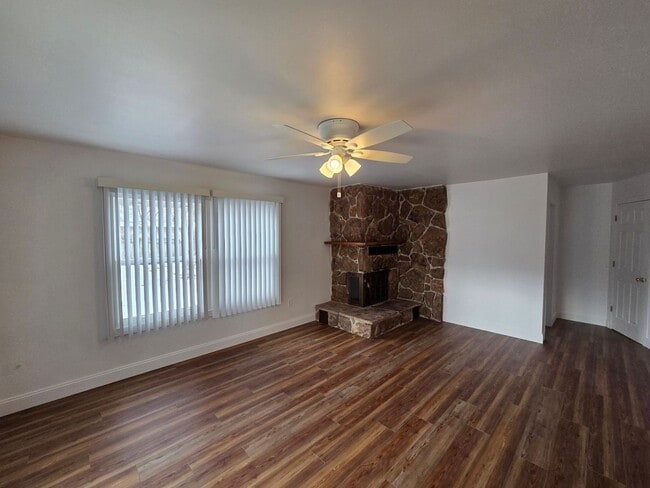 Building Photo - Beautiful and large Cedar Falls House