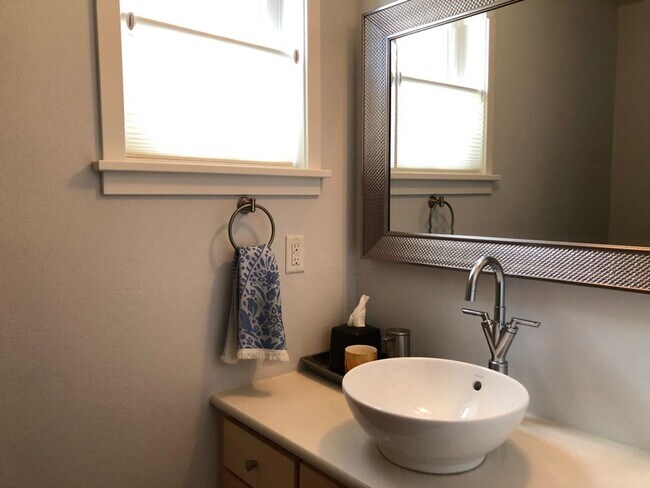 Building Photo - Stunning 3 bed, 3 bath in Holiday Neighborhood! Available July 5th!