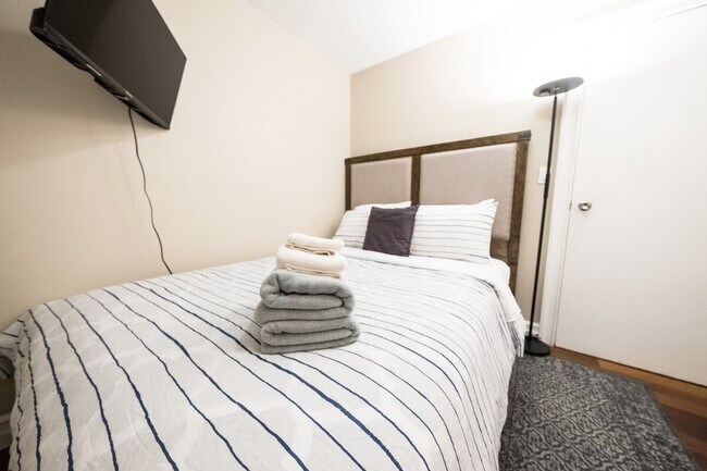 Building Photo - 65 W 107th St