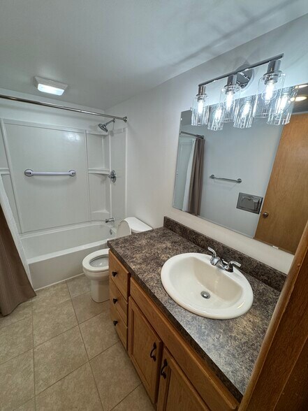 Main Bathroom - 270 Kenridge Rd