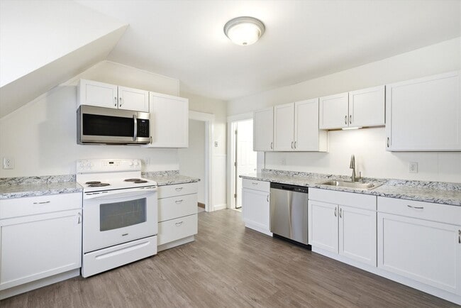 Building Photo - 135 Sagamore St