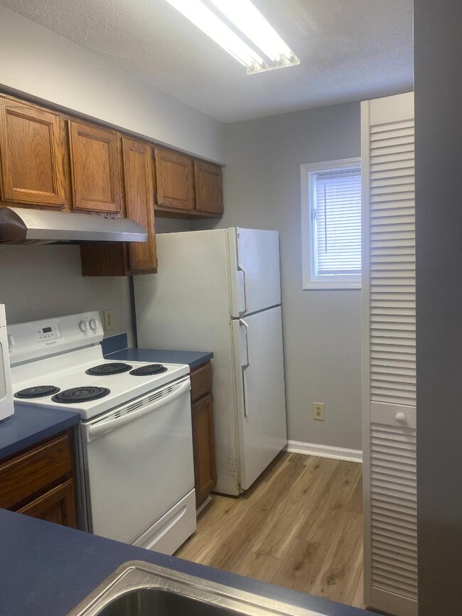 Building Photo - 409 Garden Dr