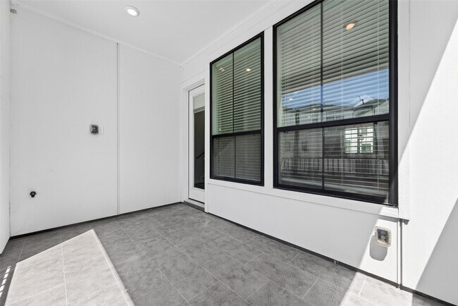 Building Photo - 2812 Grand Fountains Dr