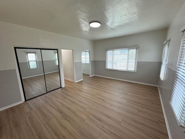 Building Photo - Remodeled Pierpont Beach Apartment