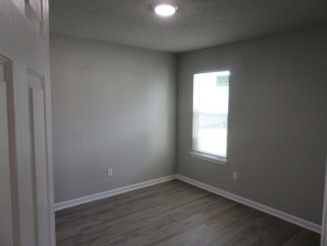 Building Photo - 1302 Grace Ave