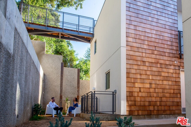 Building Photo - 8870 Wonderland Ave