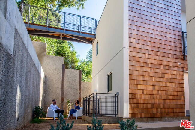 Building Photo - 8872 Wonderland Ave