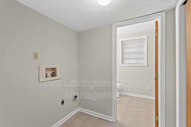 Building Photo - 1932 Mint Julep Ln