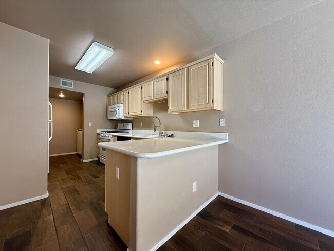 Building Photo - Beautiful 3-bedroom townhome in a desirable gated Green Valley community!