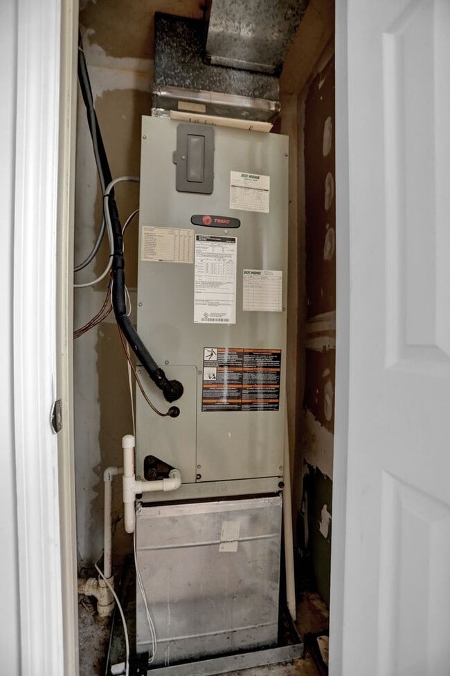 Building Photo - Large 2 Bedroom 2 Bath Ground Floor Condo - ZERO STEPS!