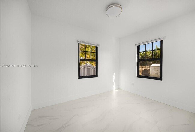 Building Photo - 3640 SW 13th St