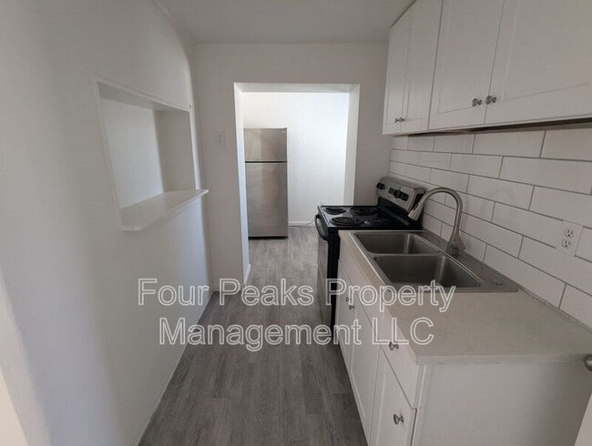 Building Photo - 102 E Hatcher Rd
