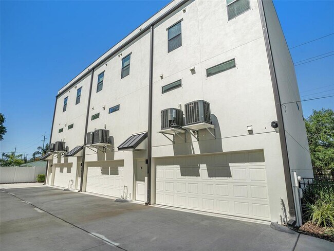 Building Photo - 3038 W Napoleon Ave