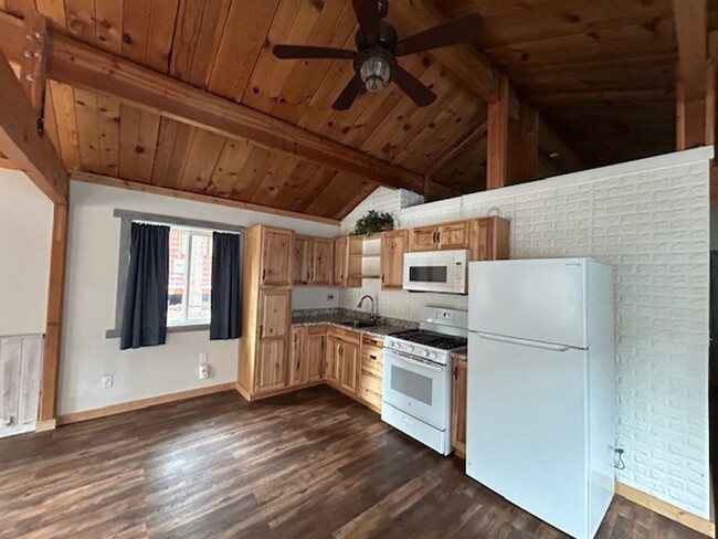 Building Photo - 1 Bedrooms with laundry