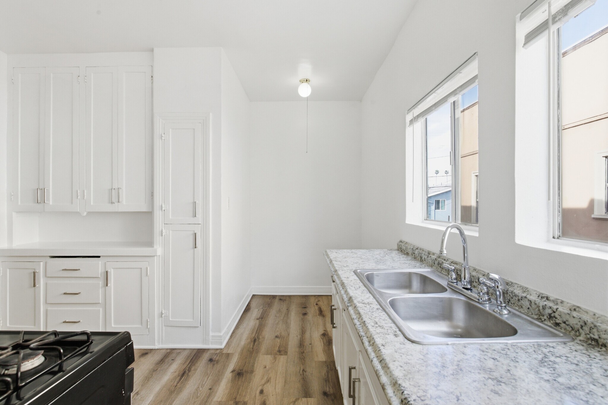 Building Photo - 707 W 48th St