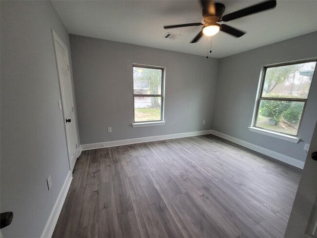 Building Photo - 4859 Bellnole Dr