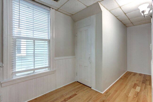 Building Photo - Renovated Two Bedroom Aprtment