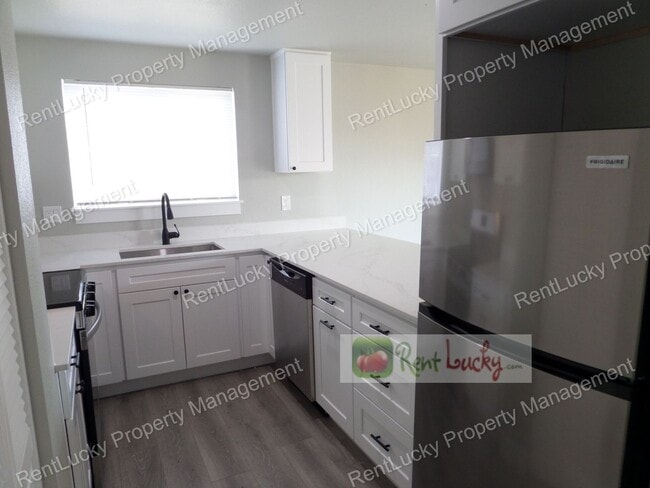 Building Photo - Fully Remodeled & GORGEOUS 2-Bedroom Unit ...